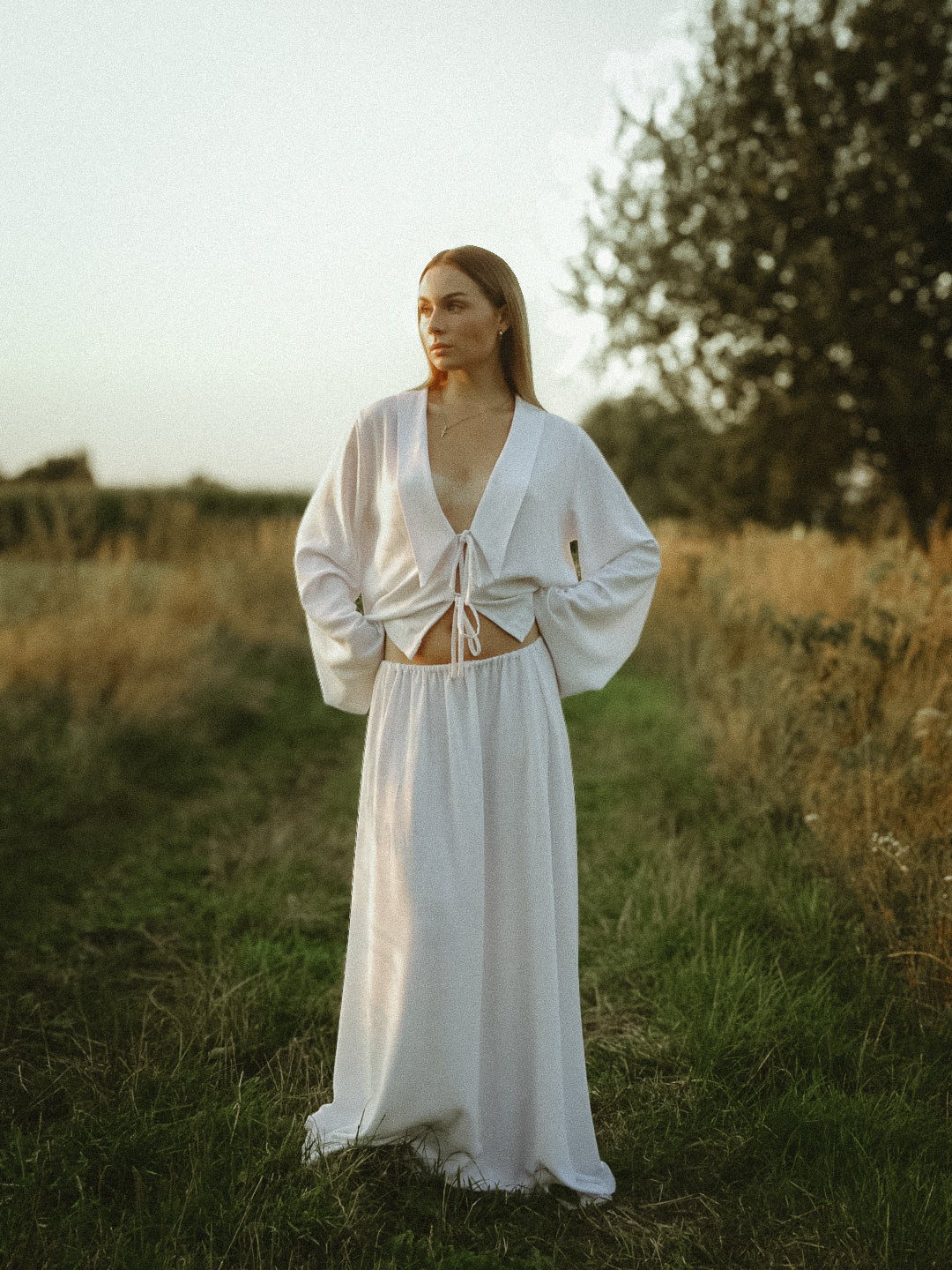 Biała koszula oversize „Rosalinne” z wiązaniem i kołnierzem
