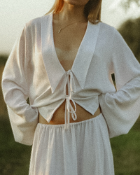 Biała koszula oversize „Rosalinne” z wiązaniem i kołnierzem